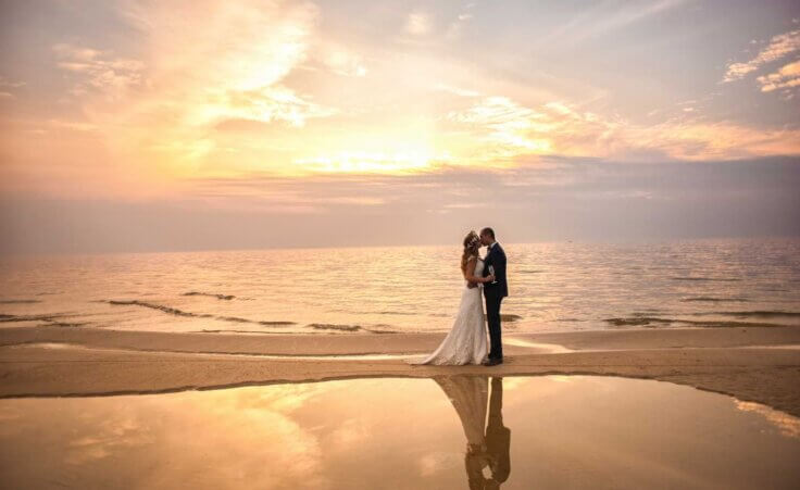Bride and groom on the beach. By Анна Ковальчук/stock.adobe.com