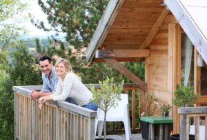 Couple enjoying vacation at cabin. By goodluz/stock.adobe.com