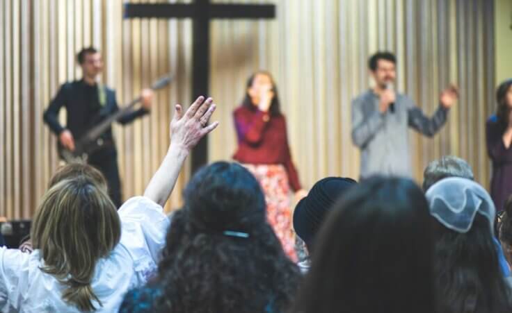 Christian congregation worship God together. By tutye/stock.adobe.com