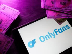 Tablet with Onlyfans logo and money. By Vitalii Vodolazskyi/stock.adobe.com