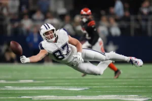 Dallas Cowboys tight end Jake Ferguson (87) tries to catch a pass during the second half of an NFL football game against the Cincinnati Bengals, Monday, Dec. 9, 2024, in Arlington, Texas. (AP Photo/Julio Cortez)
