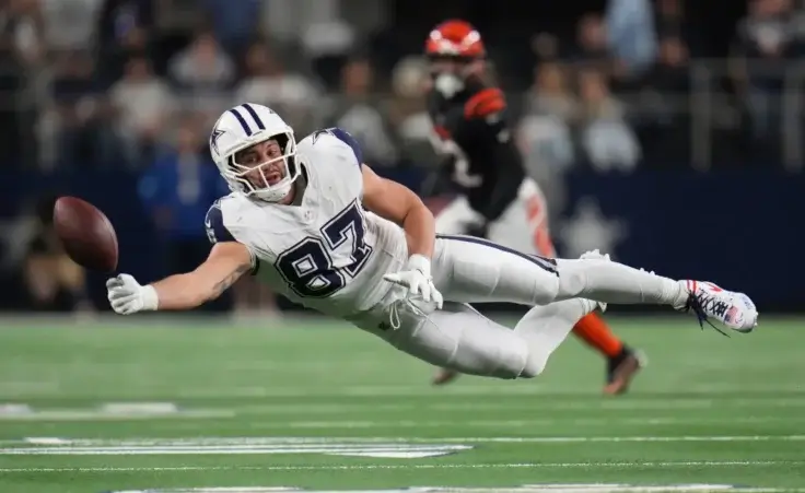 Dallas Cowboys tight end Jake Ferguson (87) tries to catch a pass during the second half of an NFL football game against the Cincinnati Bengals, Monday, Dec. 9, 2024, in Arlington, Texas. (AP Photo/Julio Cortez)