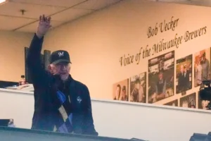 Milwaukee Brewers radio announcer Bob Uecker acknowledges the crowd before the second inning of a baseball game between the Milwaukee Brewers and the Minnesota Twins Tuesday, April 2, 2024, in Milwaukee. (AP Photo/Morry Gash)