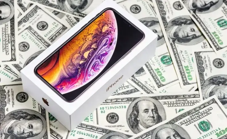 Latest Iphone XS in unopened box on US dollar banknotes background. By Kirill Gorlov/stock.adobe.com