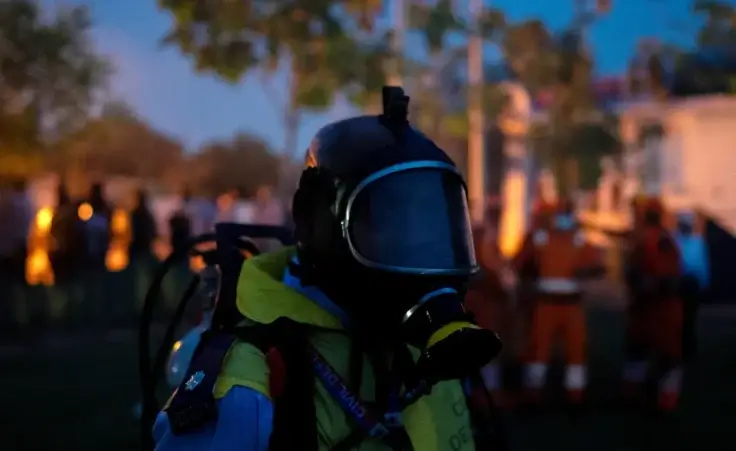 Officals take part in a drill to train civilians in case of attack in Prayagraj, India, Wednesday, May 7, 2025 amid rising fears of wider conflict following India's strikes in Pakistan. (AP Photo/Rajesh Kumar Singh) India and Pakistan