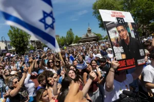 People gathered in Huyler Park celebrate the release of American hostage Edan Alexander from Hamas on Monday, May 12, 2025 in Tenafly, N.J. (AP Photo/Stefan Jeremiah)