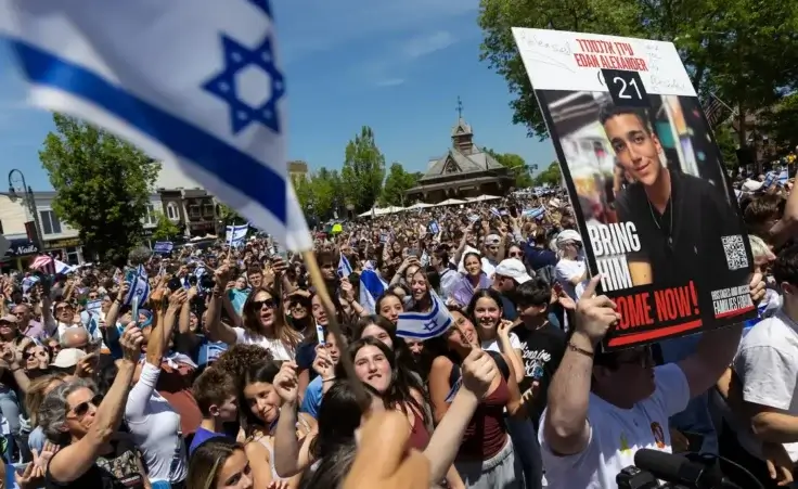 People gathered in Huyler Park celebrate the release of American hostage Edan Alexander from Hamas on Monday, May 12, 2025 in Tenafly, N.J. (AP Photo/Stefan Jeremiah)