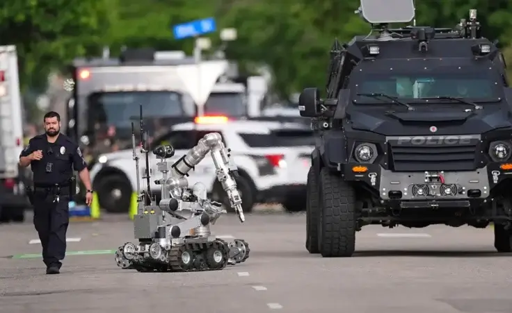Law enforcement officials investigate after an attack on the Pearl Street Mall Sunday, June 1, 2025, in Boulder, Colo. (AP Photo/David Zalubowski)