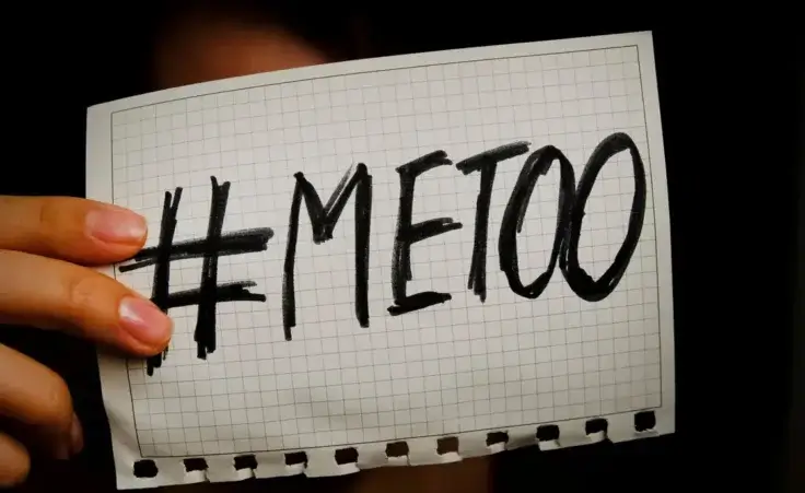 woman showing a note with the text me too By yavdat/stock.adobe.com