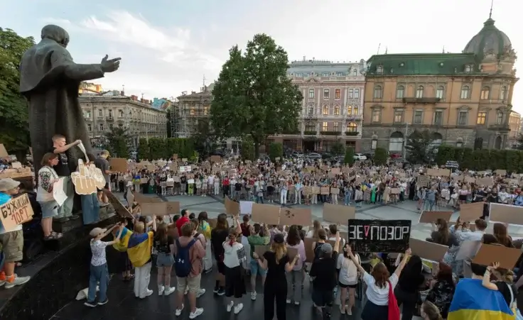 Demonstrators protest against a new bill proposed by President Volodymyr Zelenskyy restoring the independence of the country’s anti-corruption agencies, in Lviv, Ukraine, Thursday, July 24, 2025. (AP Photo/Mykola Tys)