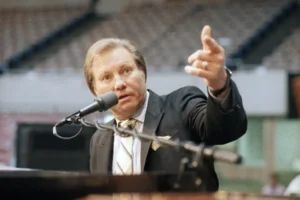 Rev. Jimmy Swaggart raises his fist to make point at news conference at the Sports Arena in Los Angeles, Friday, March 27, 1987. Swaggart denied accusations that he master-mined a plot to take over the rival PTL ministry, and said PTL leader Jim Bakker has yet to fully repent an extramarital sexual encounter. (AP Photo/Lennox McLendon)
