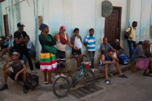 People wait their turn to buy bread during a blackout in Havana, Cuba, Thursday, March 5, 2026. (AP Photo/Ramon Espinosa)