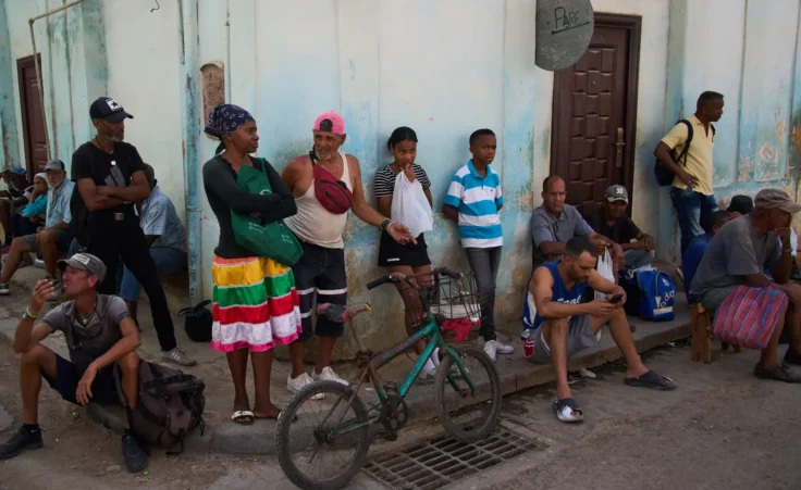 People wait their turn to buy bread during a blackout in Havana, Cuba, Thursday, March 5, 2026. (AP Photo/Ramon Espinosa)