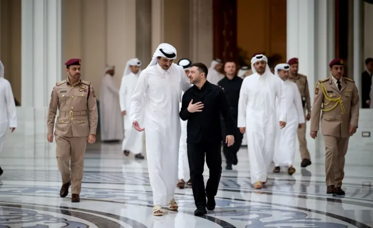 In Doha, the Ukrainian President Wolodymyr Zelenskyy agreed with the Emir of Qatar, Tamim bin Hamad bin Khalifa Al Thani, and the Prime Minister Mohammed bin Abdulrahman bin Jassim Al Thani on a partnership in the defense sector for at least 10 years. Wo Photo by: Presidential Office of Ukraine/picture-alliance/dpa/AP Images