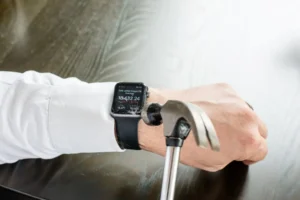 Businessman breaking Apple Watch with hammer By Frank Gärtner/stock.adobe.com