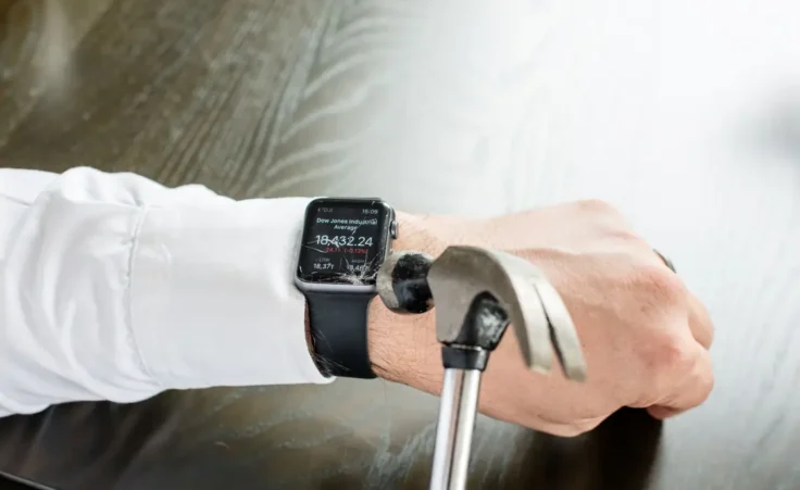 Businessman breaking Apple Watch with hammer By Frank Gärtner/stock.adobe.com